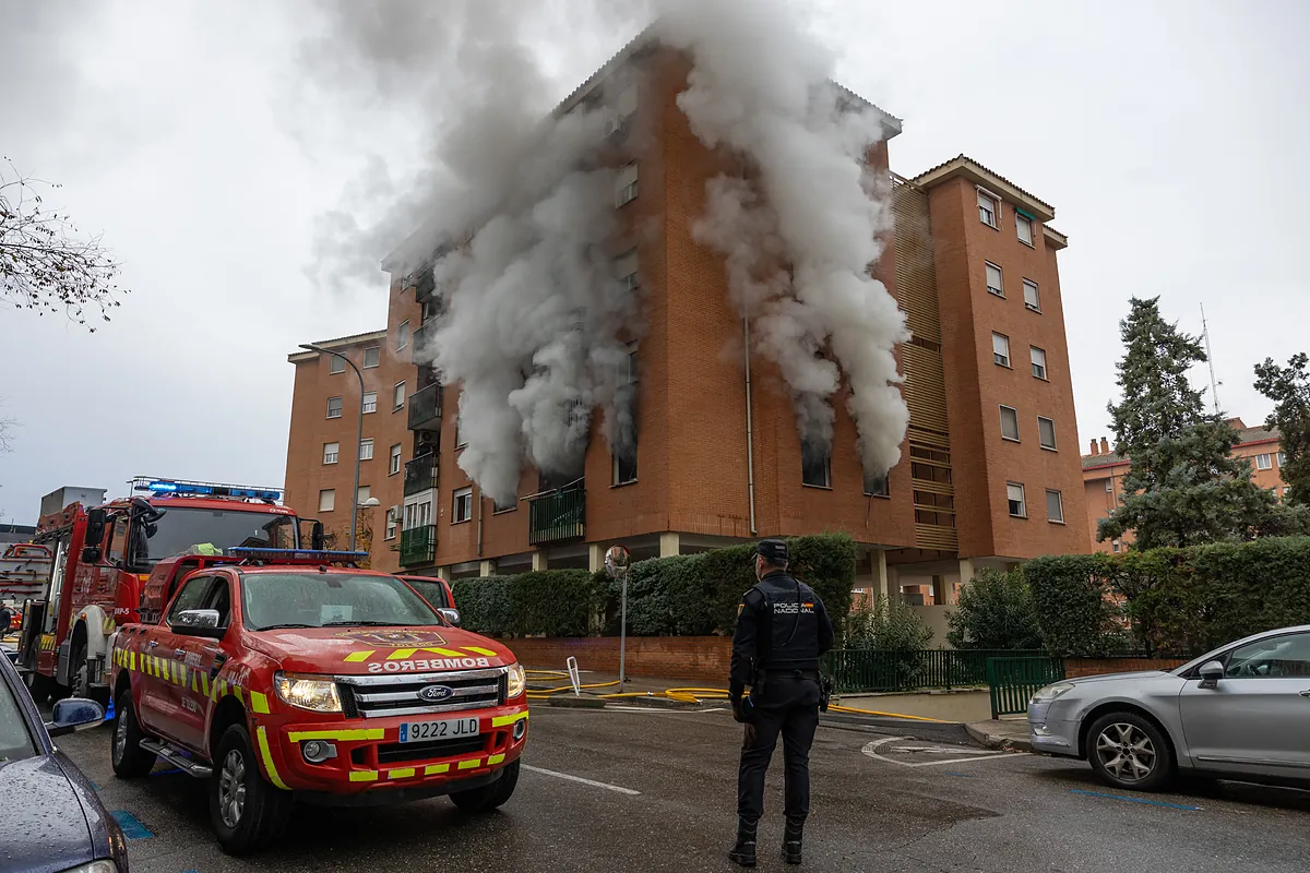 Dos policías y un vecino de 52 años hospitalizados por el incendio de un bloque de viviendas en Toledo