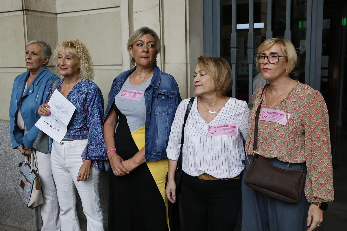 Mujeres afectadas por fallos en el cribado del cáncer de mama denuncian ante la Fiscalía el "borrado" de informes en sus historiales médicos