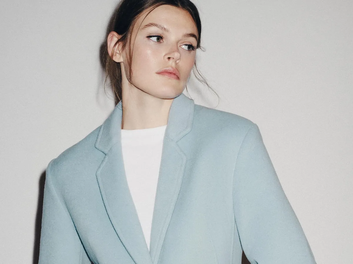 Ha llegado a Zara el abrigo celeste entallado con el que deslumbrarás este invierno favorito de las mujeres de 50: cómodo, calentito y versátil