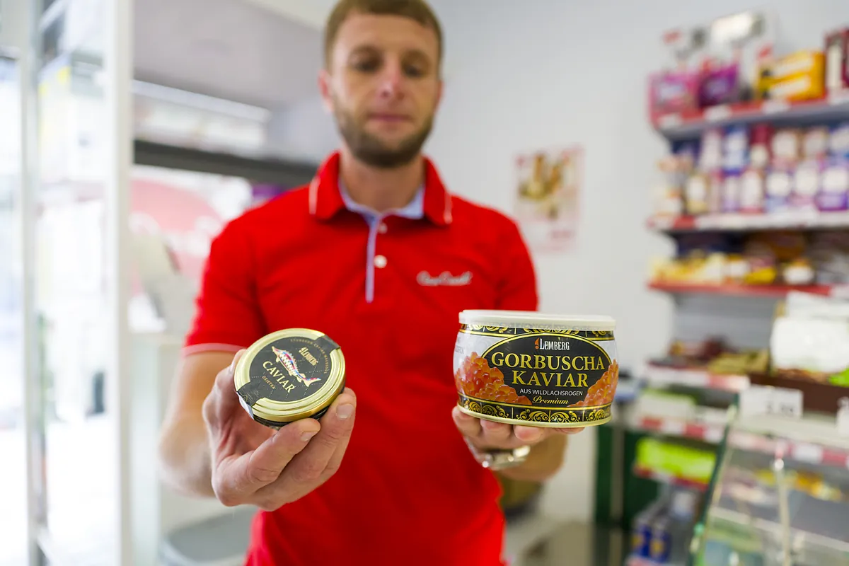 La cadena de supermercados ucranianos que "trae un pedazo de casa" a expatriados en Madrid, con caviar, pepinos ecológicos y cerveza con sabor a Dalsy