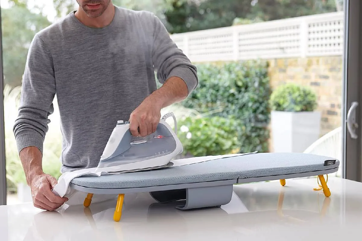 De la marca de diseño Joseph Joseph, plegable y muy compacta: así es la tabla de sobremesa para planchar más vendida de Amazon