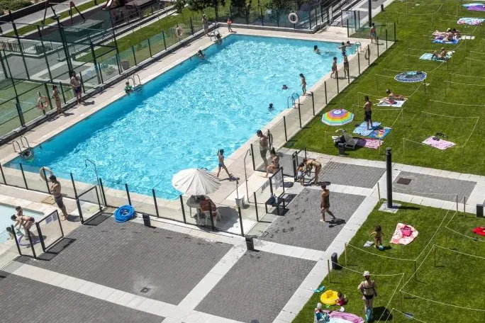 Un hombre muere ahogado en una piscina comunitaria de Alcossebre...