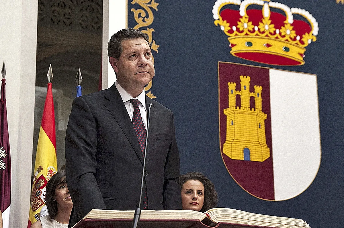 Page cumple 10 años como presidente de Castilla-La Mancha con las encuestas a su favor: su desmarque de Ferraz le permitiría un cuarto mandato