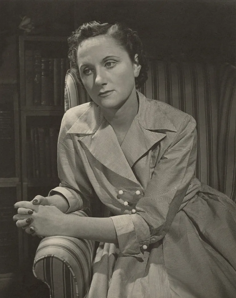 La escritora fotografiada por Douglas Glass hacia 1950.