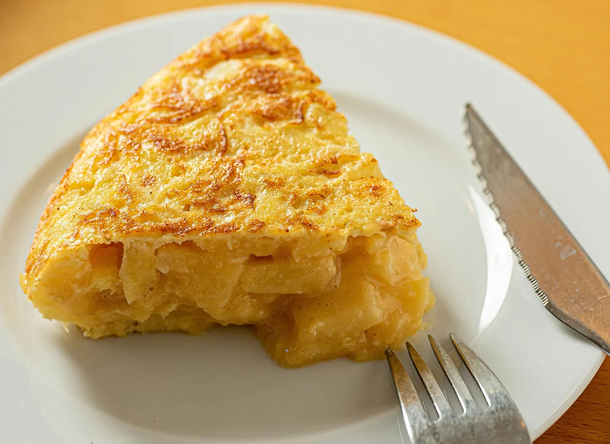 Así es el restaurante de Madrid que tiene la mejor tortilla de patatas de España: en la carta por 18 euros junto a otros platos tradicionales
