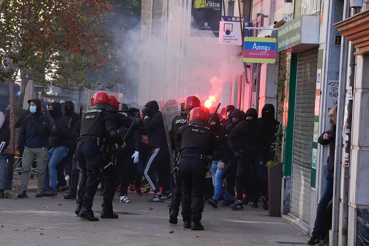 Al menos 17 detenidos por lanzar piedras, bengalas y sillas contra la Ertzaintza cuando protegía un acto de la Falange en Vitoria