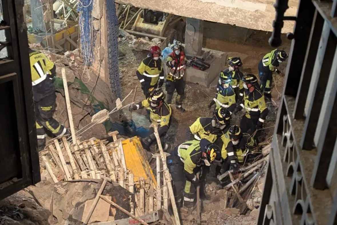 Las 14 horas de búsqueda angustiosa en la calle Hileras: 300 toneladas de escombros, llamadas a los móviles de los desaparecidos y el olfato de Scotex y sus compañeros de la elite policial canina