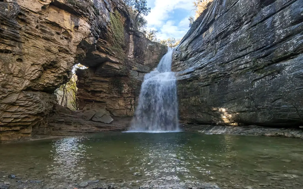 La ruta ideal para desconectar en otoño a hora y media de Barcelona: tiene una cascada que parece un spa natural