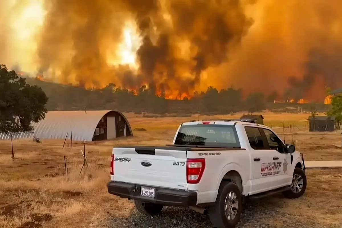 Devastador incendio arrasa un pueblo de la Fiebre del Oro