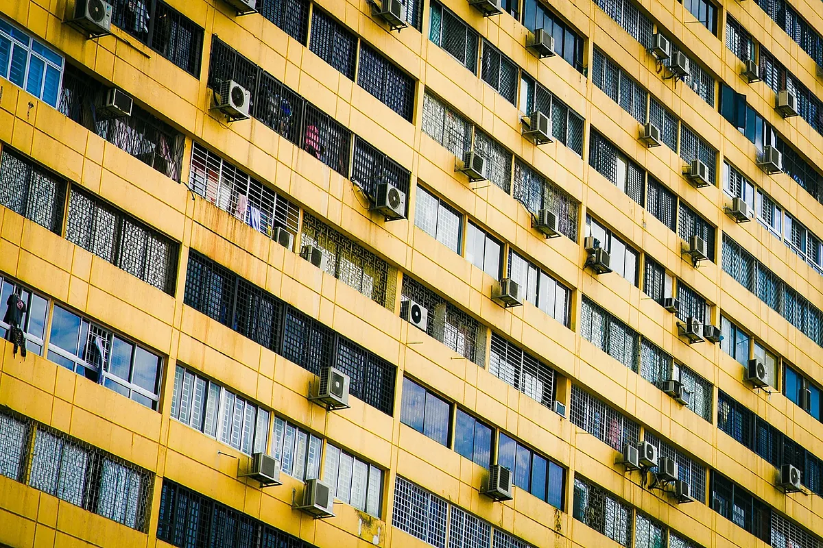 Adiós a la unilateralidad: no podrás instalar aire acondicionado en la fachada de tu edificio salvo en estas excepciones