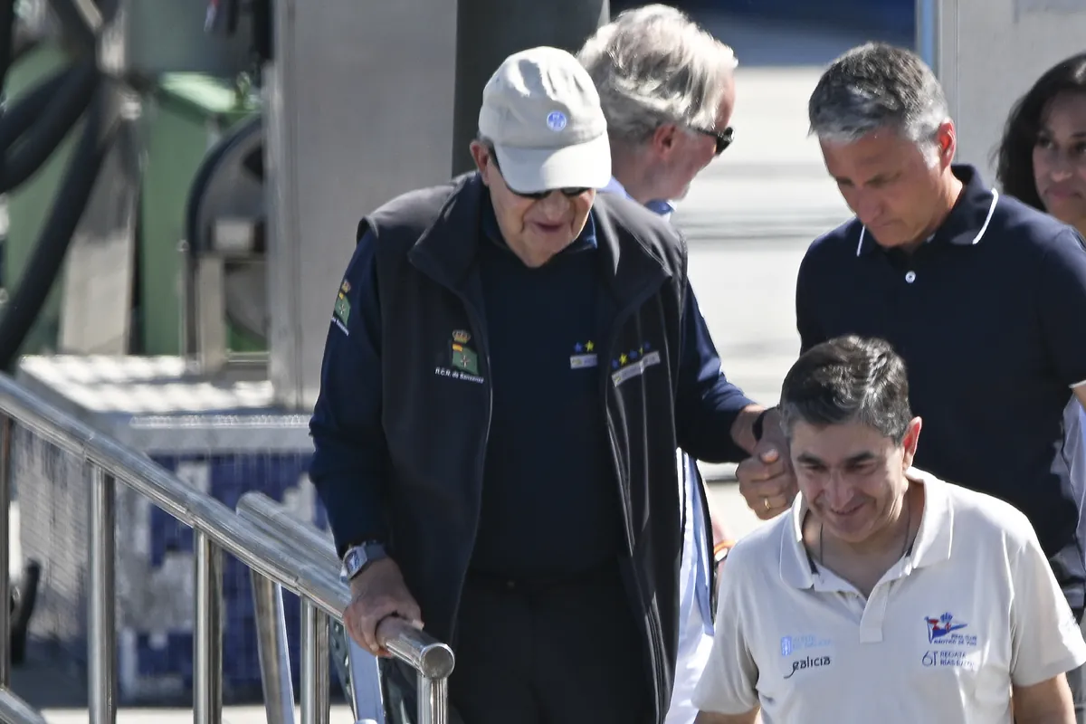 El Rey Juan Carlos abandona Sanxenxo con gran dificultad para caminar:  "Estoy perfectamente. Podéis decir todas las mentiras que queráis" | Famosos