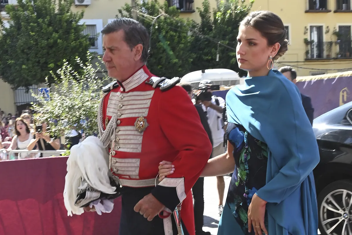 La cara B de la boda de Cayetano Martínez de Irujo: la seriedad de Amina, el intercambio del baile nupcial y Eugenia dándolo todo en el escenario