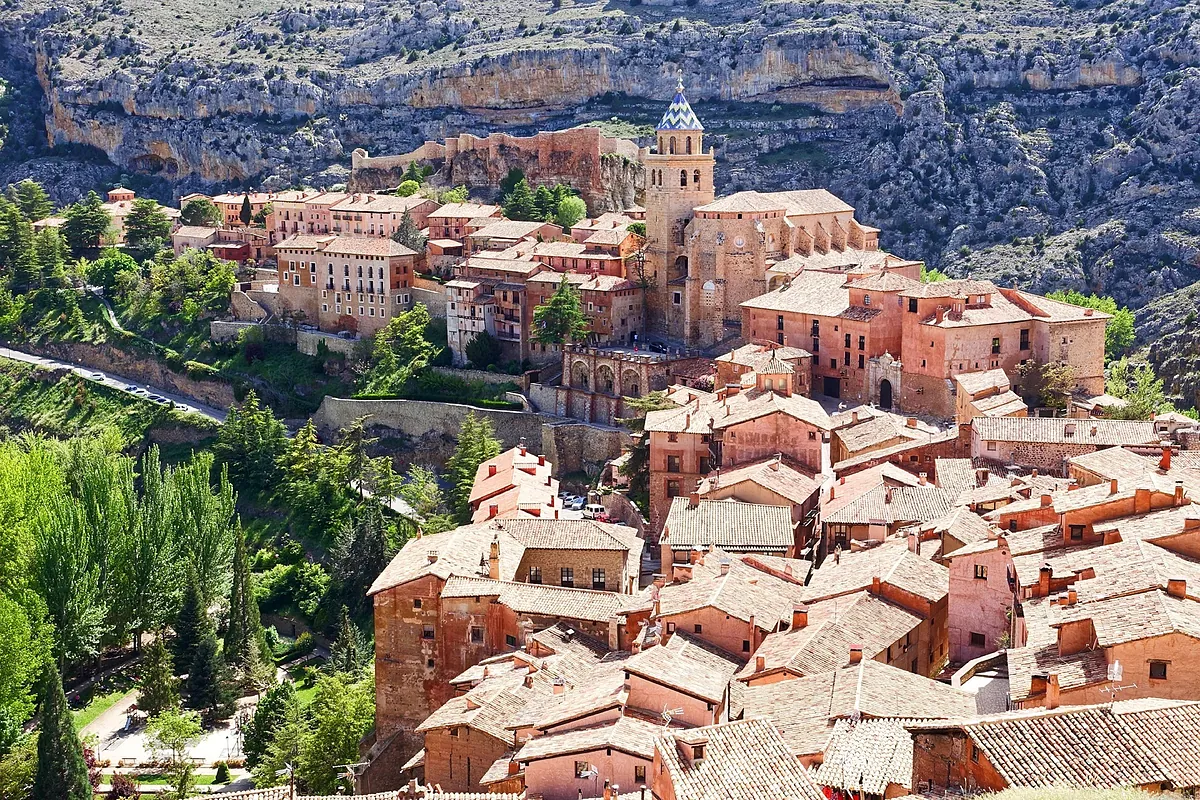 El pueblo medieval de Teruel situado en las faldas de una montaña que parece de cine: casas rojizas, murallas, un castillo y una puesta de sol mágica