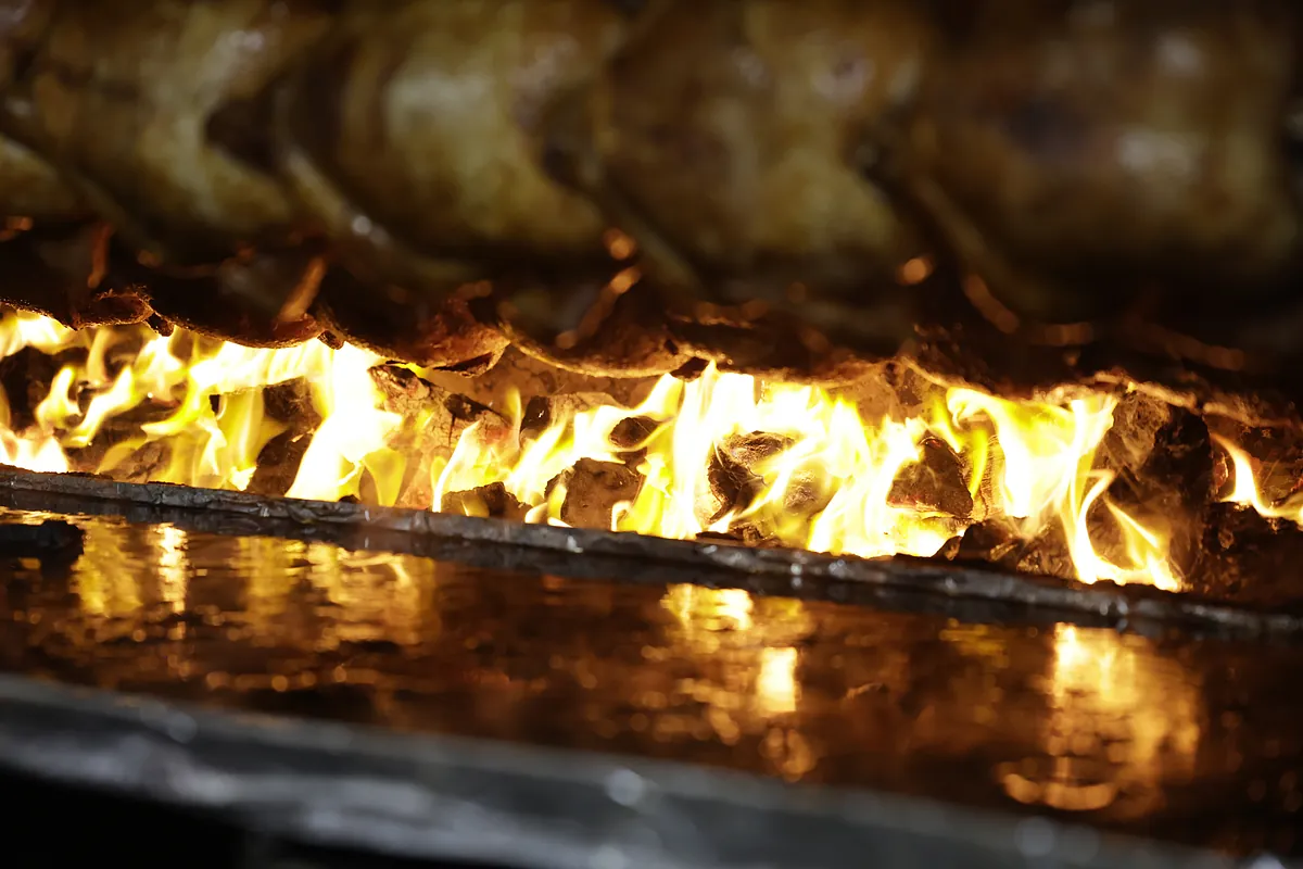 El pollo con sabor peruano que triunfa en Madrid desde hace 40 años y que nació de una vuelta al mundo de un loco del waterpolo