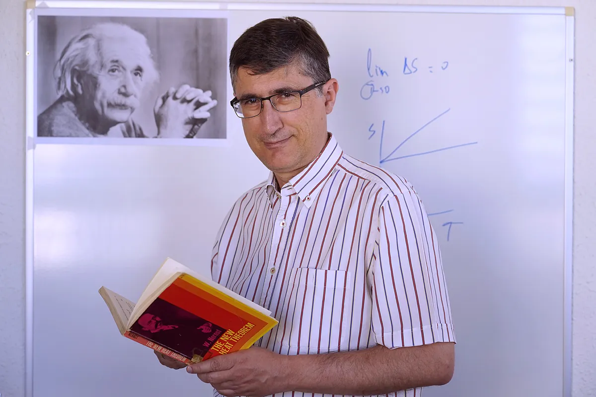 El profesor de F?sica sevillano que ha corregido al genio:...