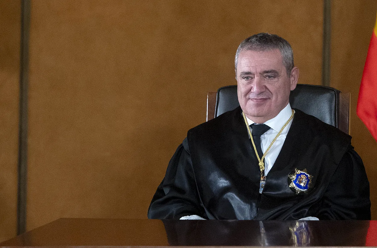El Constitucional dividido aparta definitivamente al magistrado Macías de todos los asuntos de la amnistía