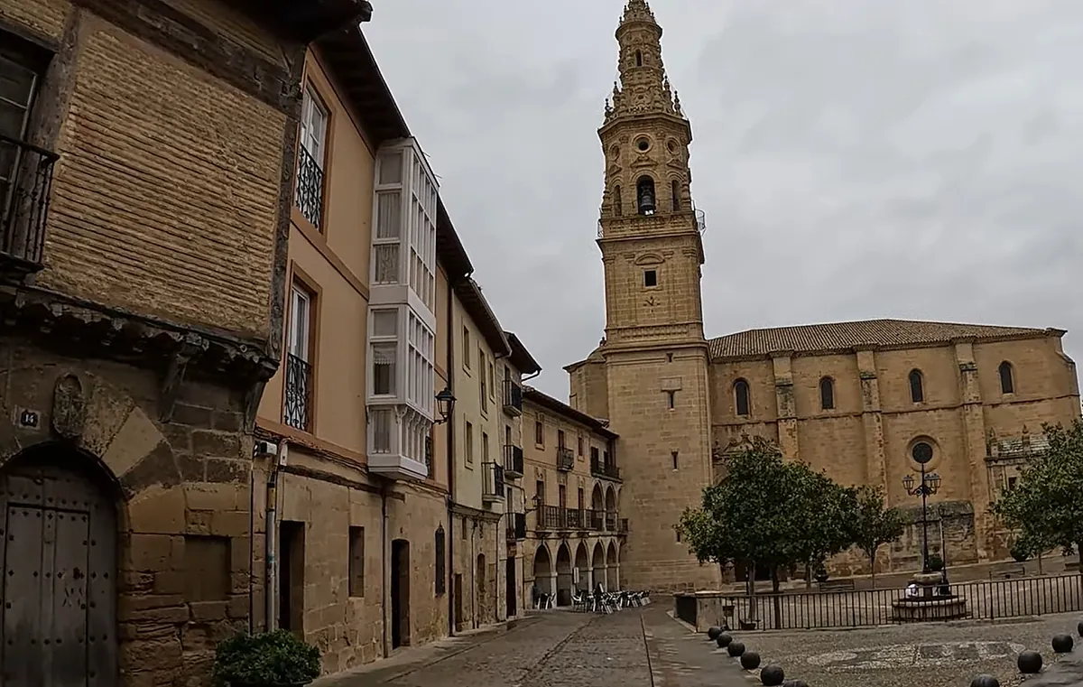 Es uno de los pueblos más bonitos La Rioja y es ideal para una escapada: casas de piedra, palacios, naturaleza y vistas de película