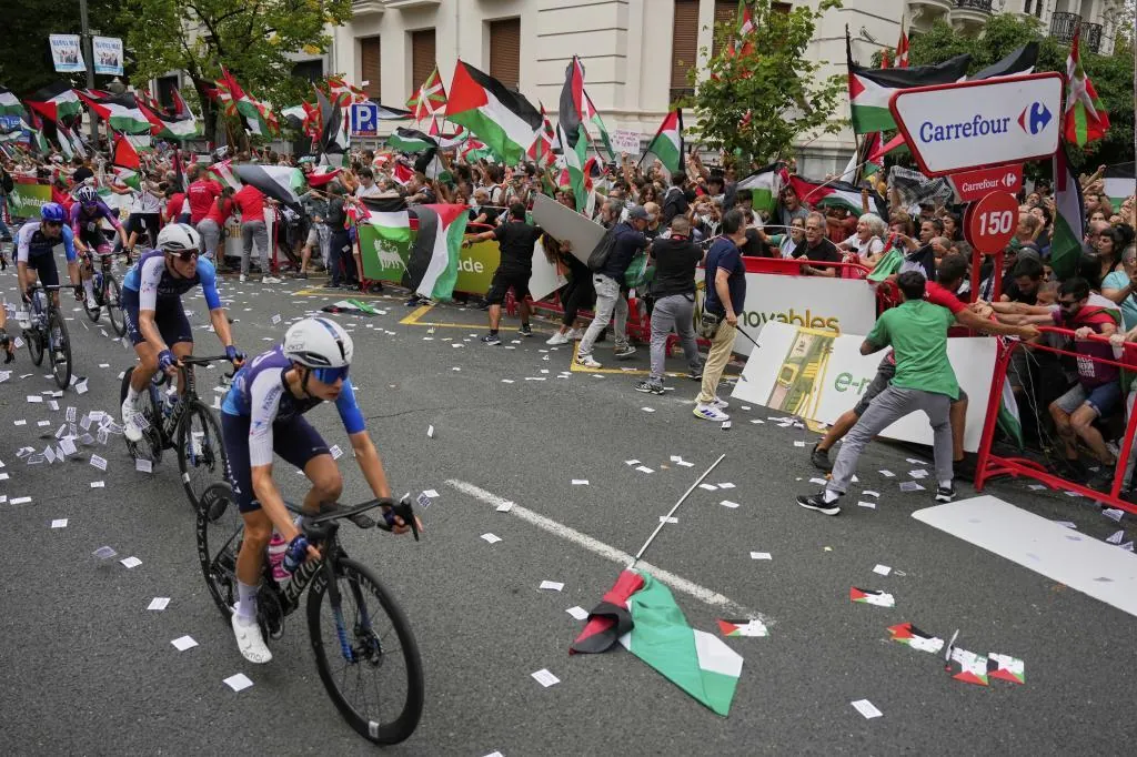 Albares, "partidario" de expulsar al equipo israelí de la Vuelta a España