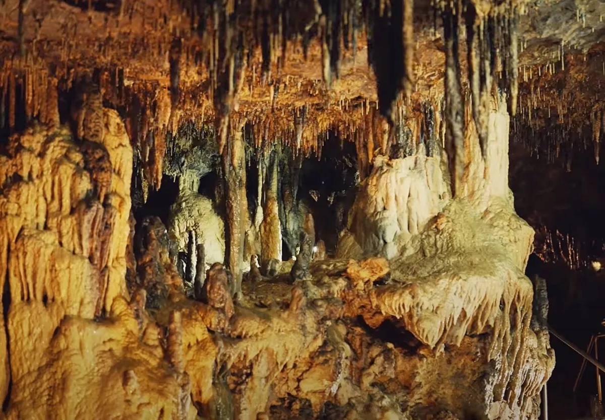 La preciosa cueva en un pueblo de Segovia que se puede visitar: un mundo subterráneo de estalactitas, estalagmitas y gran riqueza de colores