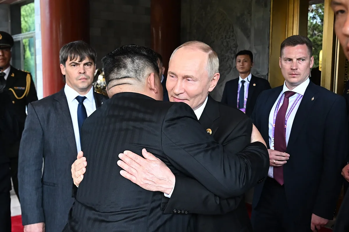 Entrañable abrazo doble entre Putin y Kim Jong-un tras su reunión en Pekín