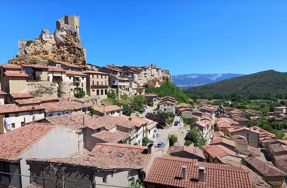 El bonito pueblo de Burgos que domina el valle desde lo alto de una roca: casas colgantes y un imponente castillo en un viaje a la época medieval