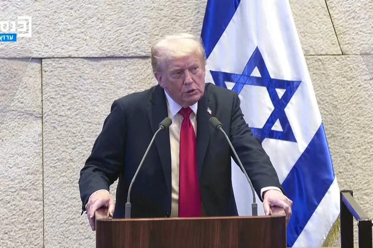 La reacción de Trump al ser interrumpido durante su discurso en el Parlamento de Israel