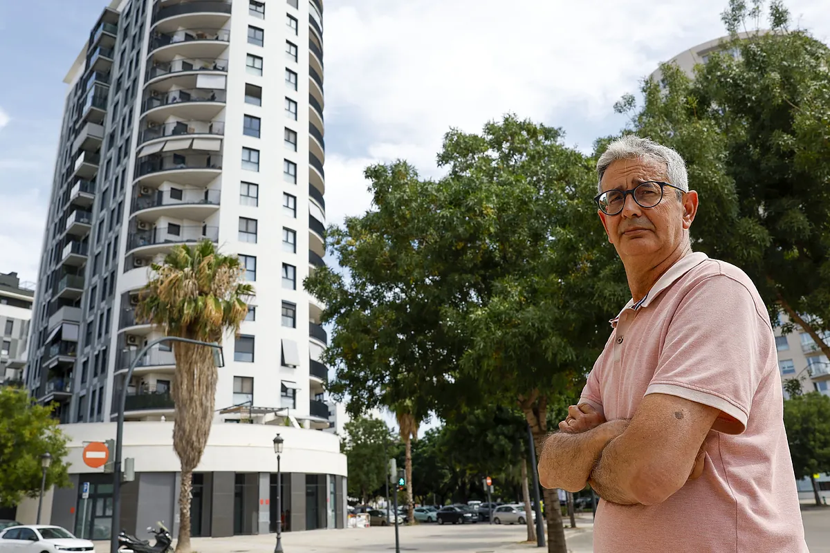 La lucha vecinal contra una colmena de 24 pisos turísticos:  No queremos a 10.000 personas cada año debajo de nuestra casa 