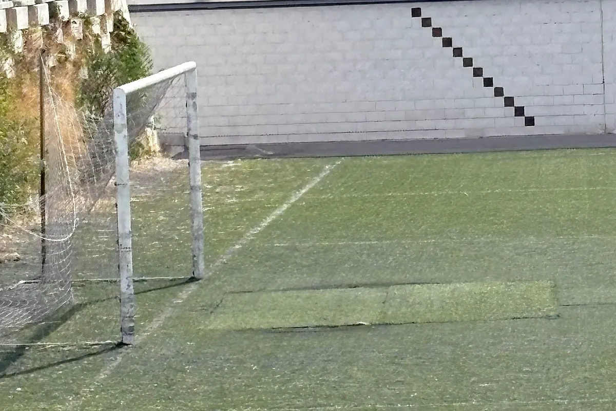 El abandono de la Ciudad Deportiva del Rayo Vallecano: de los baches y parches del césped artificial al hongo que asola el único campo natural