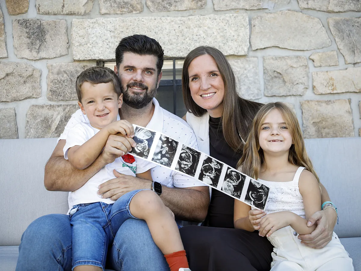 María, Benito y su inesperada familia numerosa: "Le insistí para ir a por otro bebé y vendrán trillizos. Pensé que mi marido cogería la maleta, pero me dijo que saldríamos adelante"