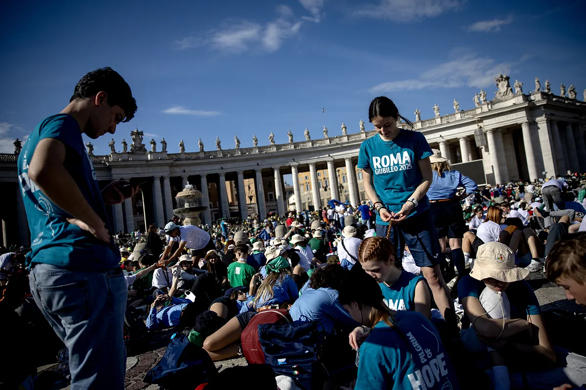 Francisco, el Papa de una generación:  Los jóvenes pedimos a los cardenales que elijan a otro como él 