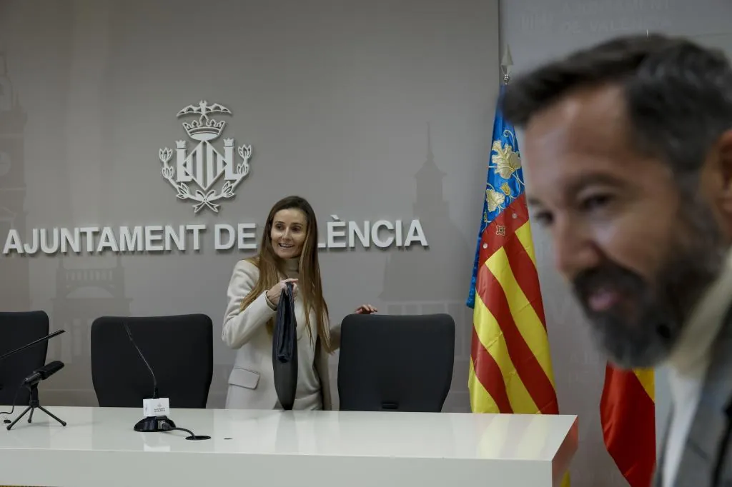 La alcaldesa de Valencia apunta a un gobierno en minoría y reduce a ...