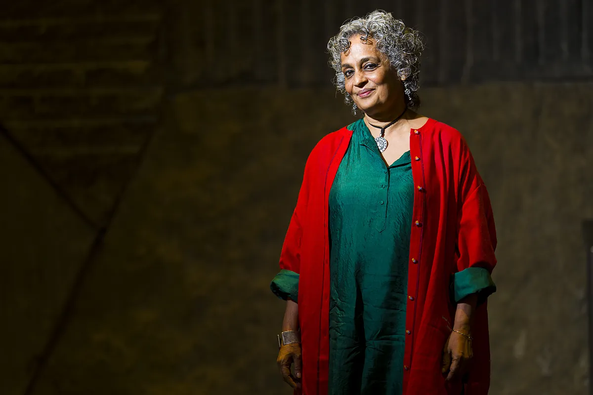 Arundhati Roy: "A las mujeres se nos tacha de rabiosas con demasiada ligereza"