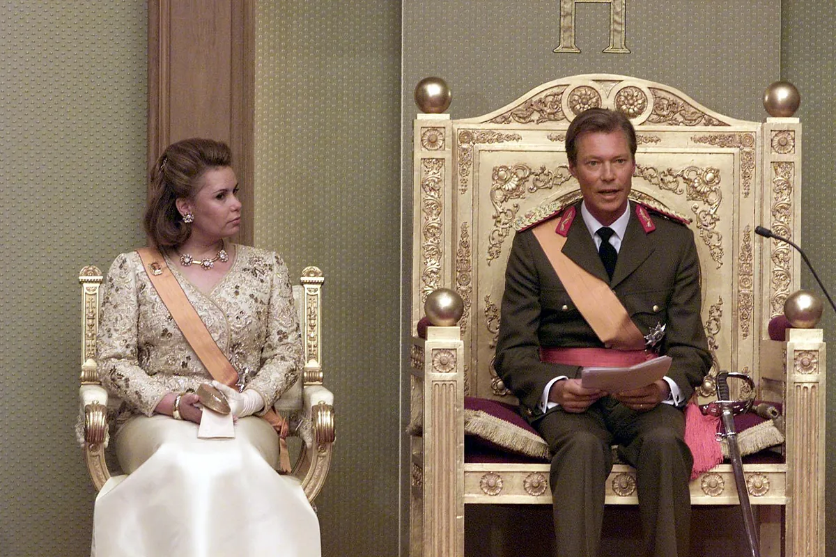 El gran duque Enrique abdica y su hijo Guillermo se convierte en nuevo jefe de Estado de Luxemburgo en una jornada histórica: "La monarquía debe evolucionar, quiero ser un soberano entre la tradición y la innovación"