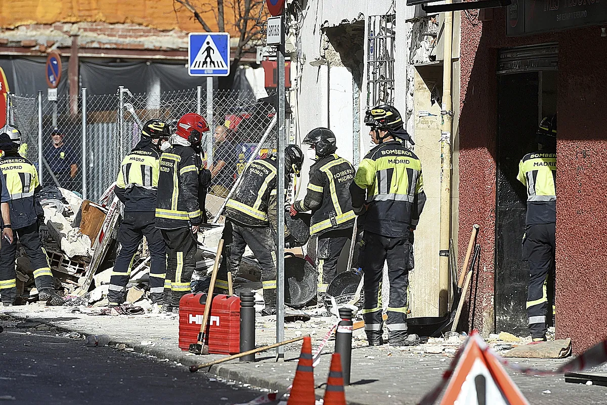 La explosión de gas en un bar que desató el terror en Vallecas y dejó 25 heridos: "Al bajar a la calle vimos una decena de vecinos ensangrentados entre los escombros"
