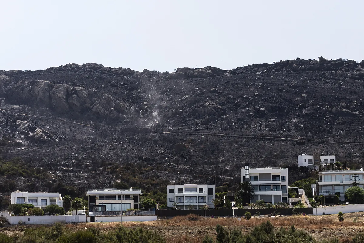 Tarifa Fires: Luxury Chalets & High Hotel Prices Amidst Evacuation Warnings Tarifa Fires: Luxury Chalets & High Hotel Prices Amidst Evacuation Warnings
