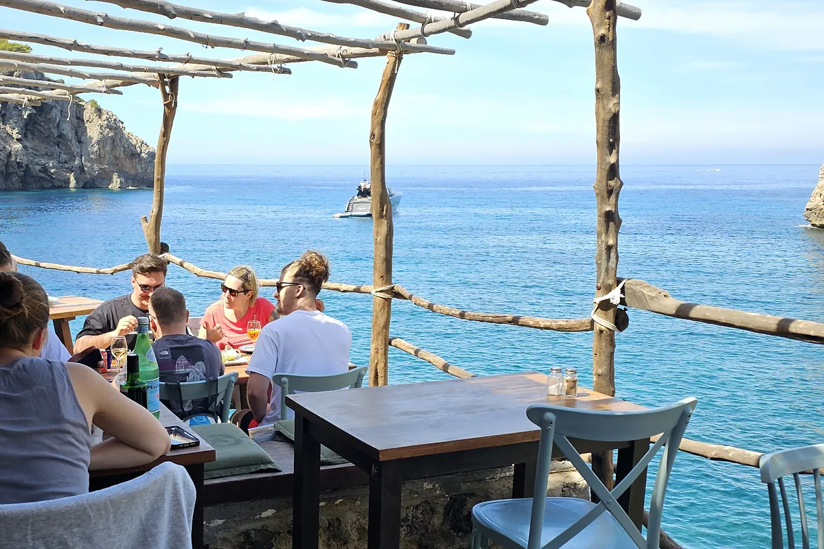 Ruta para (re)descubrir Mallorca en torno a la mesa: chiringuitos, heladerías y clásicos de puchero