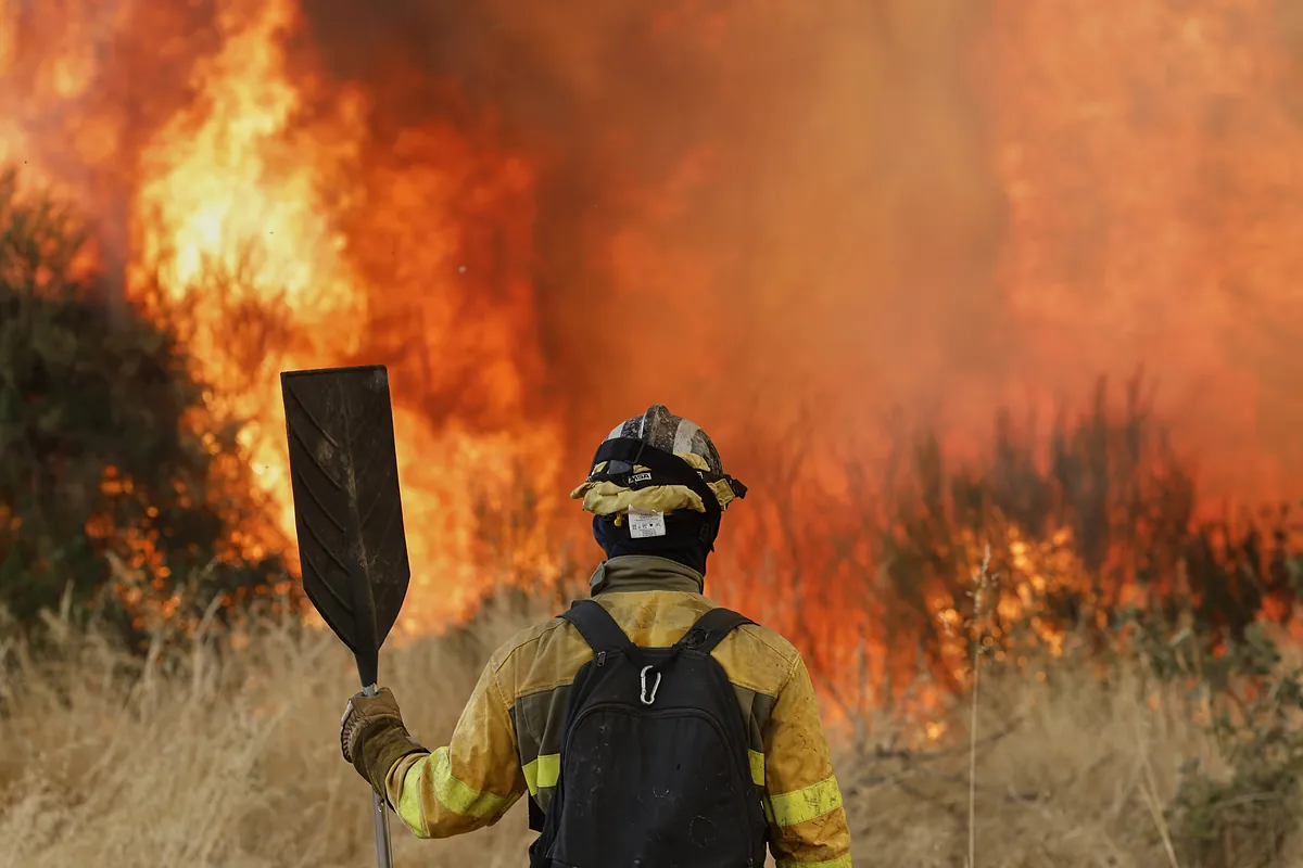 1.400 efectivos de Emergencias luchan por contener las llamas que avanzan sin tregua en Orense, Zamora y Cáceres