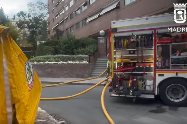 Incendio en un garaje de Fuencarral por un vehículo híbrido: rescatado un conductor intoxicado, dos coches calcinados y ocho turismos dañados