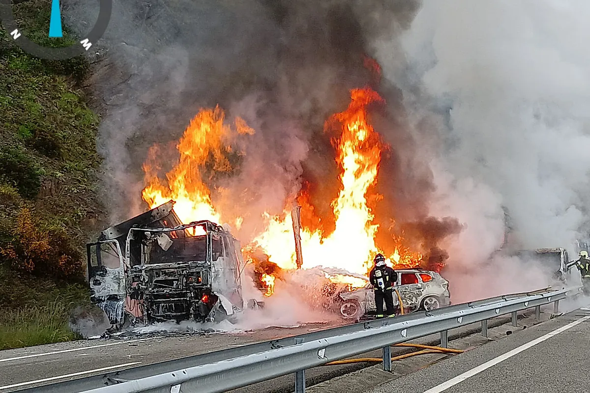 Un accidente múltiple corta la A-15 en Larraun (Navarra) durante horas: dos camiones y una furgoneta en llamas