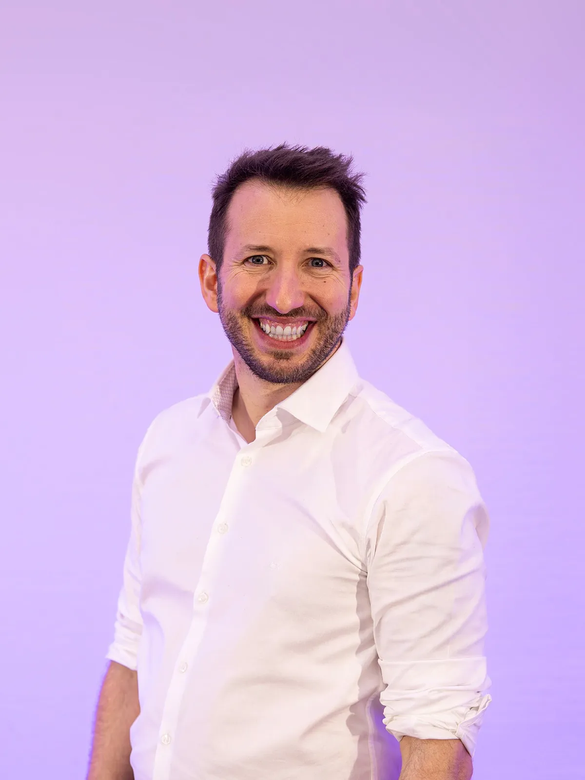 Vicent Ginés, experto en adolescentes: "El Código Civil dice que mientras los hijos no estén emancipados, los padres regentan sus bienes, lo que incluye el móvil que le regaló la abuela"