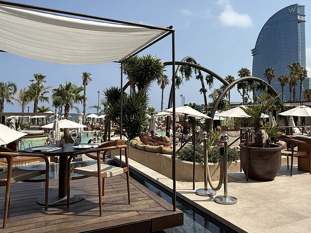 El restaurante de Barcelona que pocos conocen, deslumbra con vistas al mar y conquista con cocina de temporada
