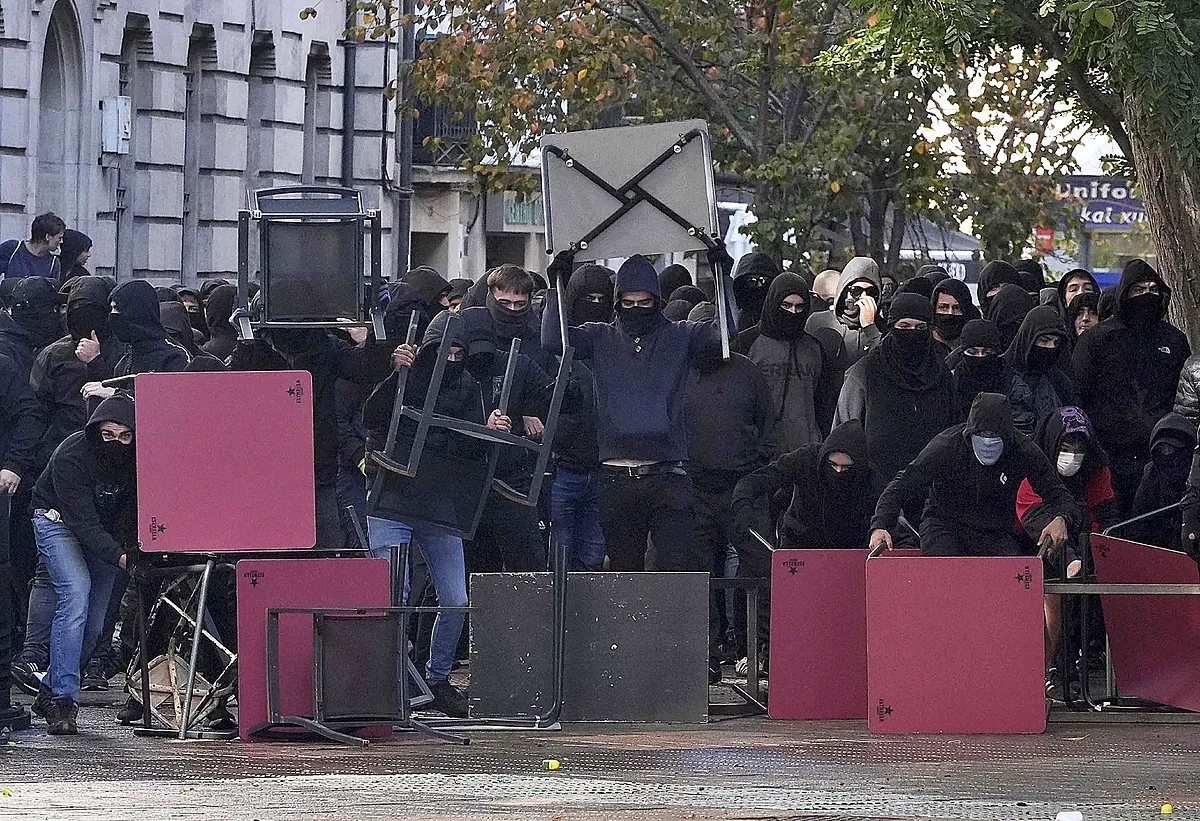 La nueva 'kale borroka' y el comunismo violento desbordan a la "Ertzaintza fascista": "Nuestras victorias son el ejemplo de cómo volver a hacernos con las calles"