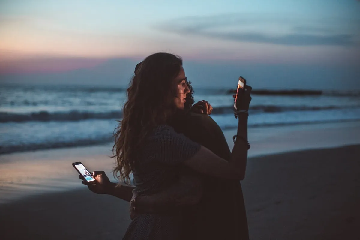 Qué es el phubbing y por qué esta costumbre tan habitual puede acabar con muchas parejas