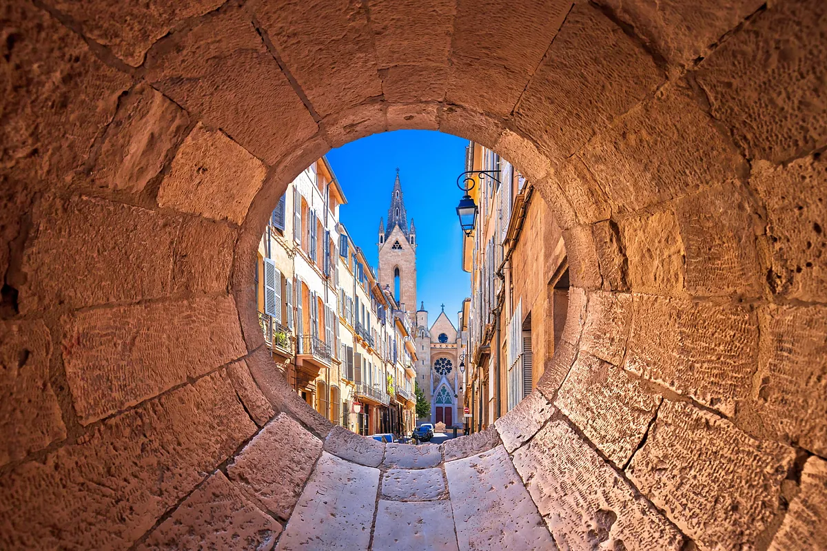 Aix-en-Provence, la ciudad con alma de pueblo que vio nacer y morir a Cézanne (y lo celebra este año por todo lo alto)