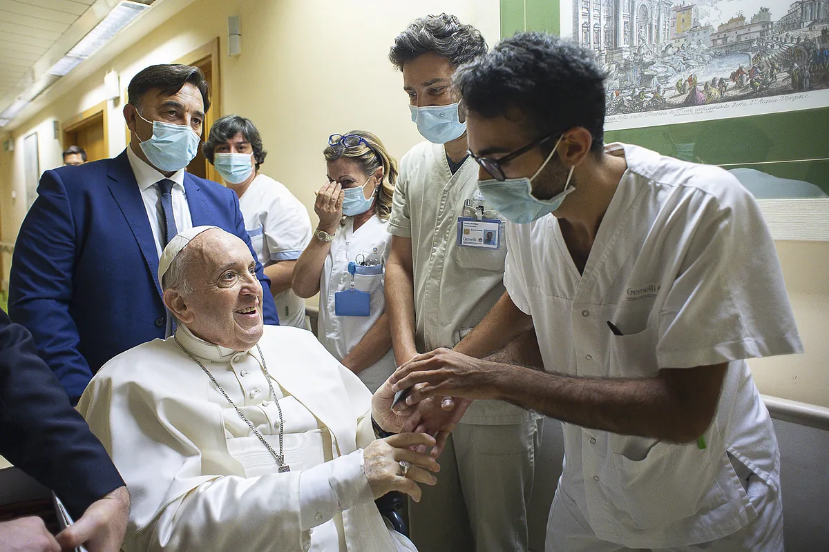 Papa Francisco, última hora sobre su salud, en directo | El Papa Francisco sigue "estable" y cotinúa con el tratamiento y con su actividad laboral dentro del hospital