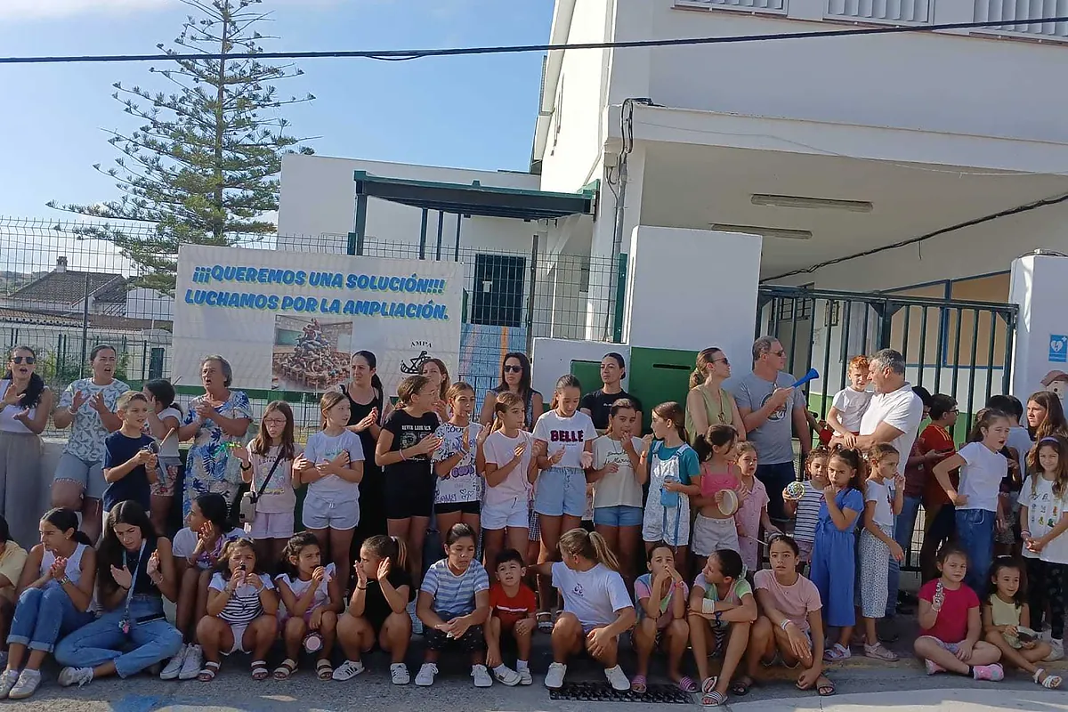 A modern urban scene, representing a public persona