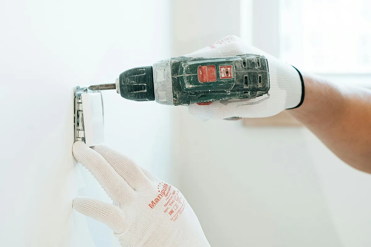 Oficial: esto es lo que debes hacer si eres inquilino y piensas en hacer un agujero en la pared en un piso de alquiler