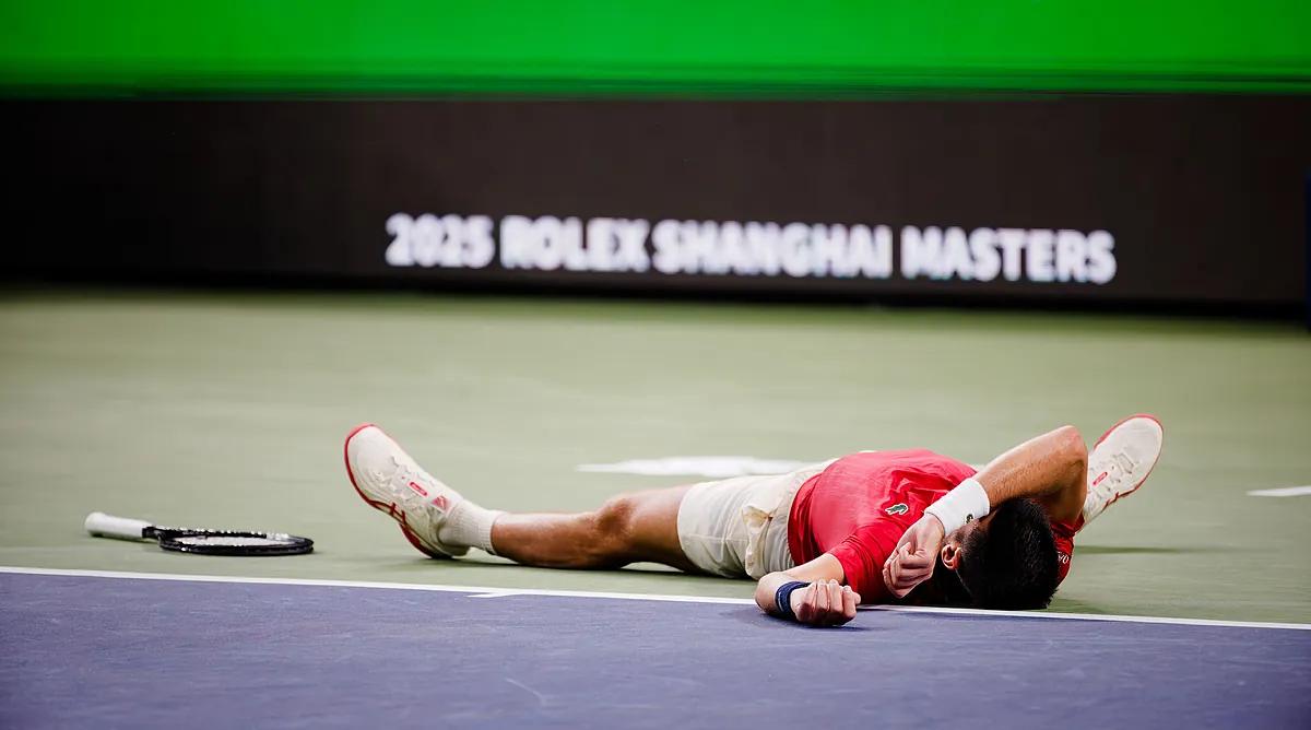 Djokovic sigue vivo: sobrevive a un mareo, a Munar y "al ambiente más difícil del tenis mundial" para llegar a cuartos en Shanghai