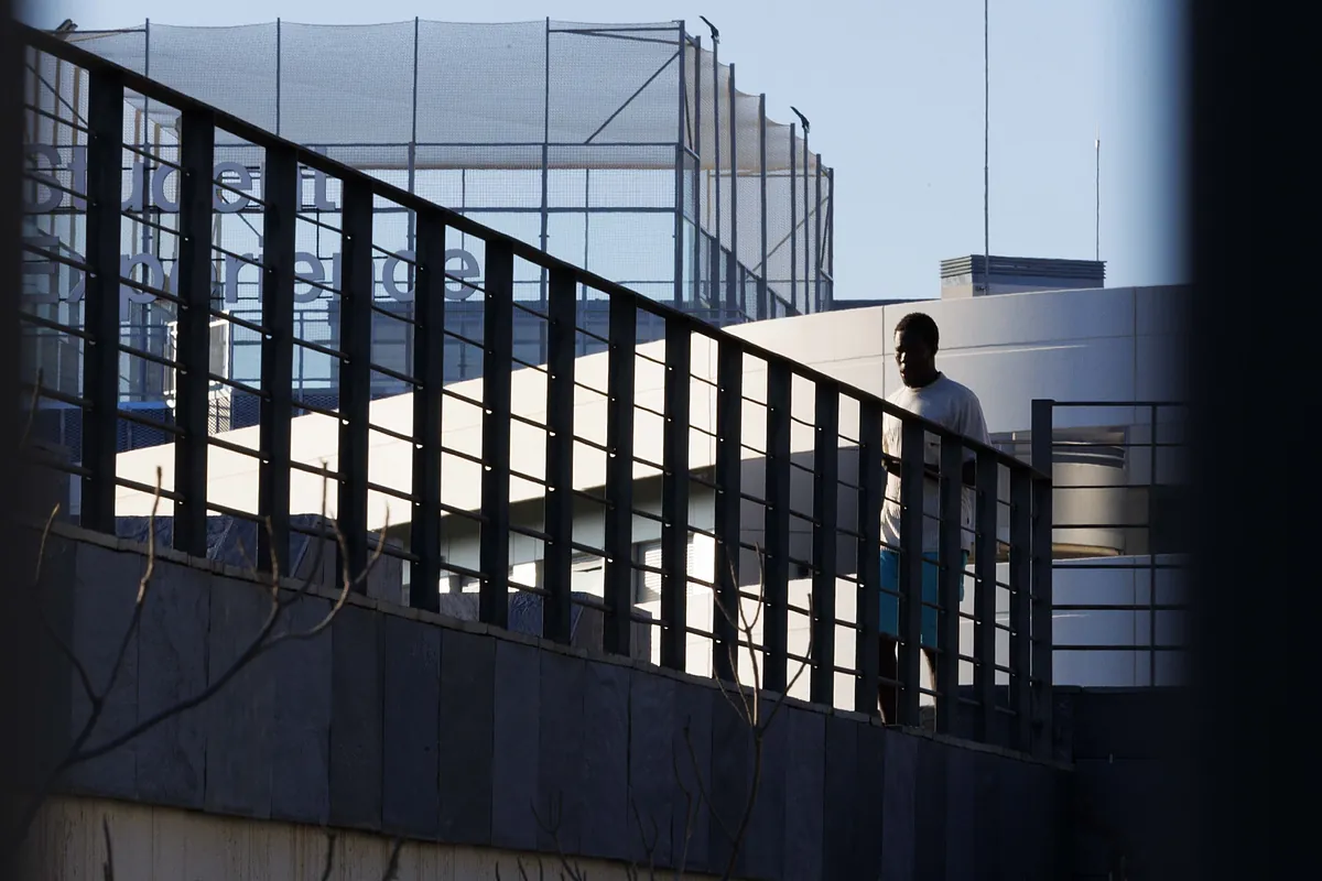 El PP de Ayuso ordena el cierre inmediato del gran centro de inmigrantes del Gobierno por no tener la licencia adecuada