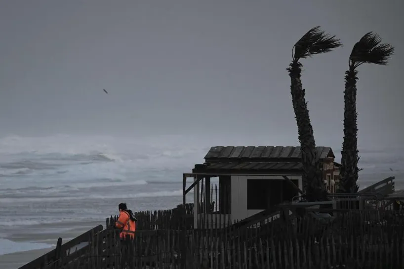 La tormenta Benjamin, con vientos de hasta 160 kms/hora, deja sin electricidad a más 140.000 hogares en Francia